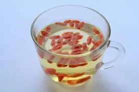 一味枸杞巧搭配，每天泡水喝，滋补肝肾，养精明目，脾肾两补图片