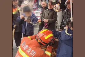 湖南常德 女孩吃饭时不慎手卡饭盒柄上拔不出来，一不留神成街上焦点图片