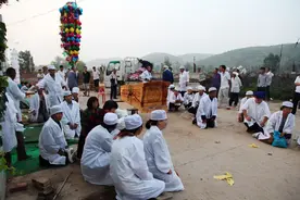 老家葬礼出现的奇葩事：哀乐吹到深夜、四个灵堂发丧、报丧走错门图片