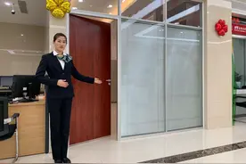 在银行存款1个亿，你会享受到哪些待遇呢？行长：进门先审查图片