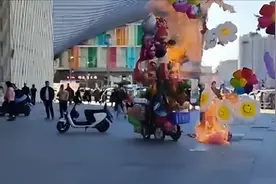 哈尔滨商场门口卖气球商贩互殴，竟直接点燃氢气球图片