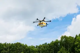 美团无人机“空降”长白山万达酒店 吉林省首条配送航线在长白山开航图片