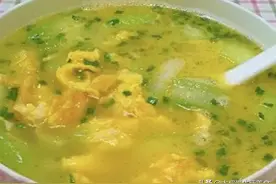 夏天炎热多喝这个丝瓜鸡蛋汤，清热解暑，出锅汤汁鲜美营养开胃图片