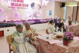 穿上汉服“穿越时空”，老人们在普陀吟诗赏菊贺金秋图片