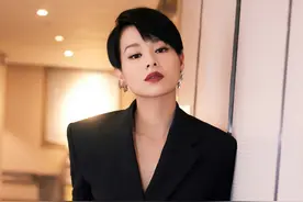 胡杏儿为《乘风破浪》剪短发，面对长白发心态好，直言不代表年龄图片