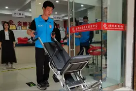 老人不能上下楼咋办？瓯海老旧小区可预约“爬楼机”上门服务！图片