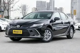 新款凯美瑞搭载2.0L、2.5L、2.5L油电混动，售价17.98万−26.98万图片