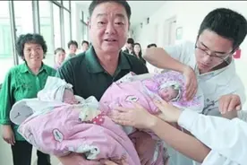 60岁安徽老太，冒死生下孪生女，如今丈夫瘫痪孩子年幼，后悔了么图片