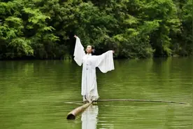 贵州女孩杨柳：水中独竹上跳舞，让民族文化和非遗绝技惊艳世界图片