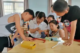 癸卯‘宋’福 知‘梳’达礼 阎良前进东路社区开展小小鲁班手作木工活动图片