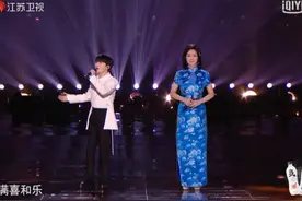 邓丽君在江苏卫视跨年演唱会上复活，小编激动的哭了图片