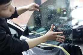 汽车自带隐私玻璃，是不是不用贴窗膜了？图片