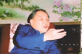 77年恢复高考，大学生涌向街头感谢，打出罕见横幅：小平您好图片