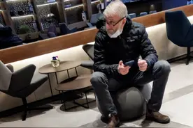 阿布受制裁后首度被拍！55岁头发全白眼神无光，憔悴如老翁（图）图片