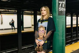 辣妹挤地铁，套件衬衫就能防骚扰？ 纽约妹子：我们也很无奈！图片