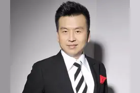 央视主播张泽群：曾与董卿传绯闻，55岁老来得子，幸福背后有泪水图片
