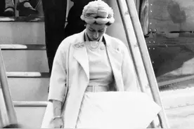 被风吹起裙摆：女王优雅，卡米拉窘迫，凯特惊慌，戴安娜宛如仙女图片