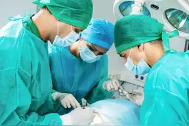 为何手术室医生不穿白大褂，偏要穿绿大褂？涨知识的科普，快看看图片