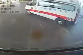 救护车鸣笛驶来！公交车迅速让出生命通道图片