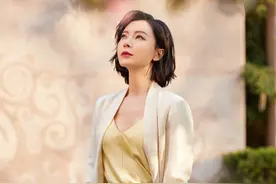 45岁的女人，不扮嫩、不整容也可以很美，看走成熟风的陈数就知道图片