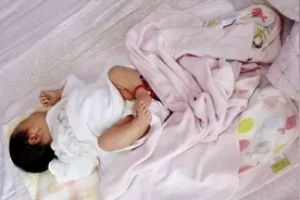 为什么小婴儿睡觉都爱“举手投降”？并非有毛病，而是这两种原因图片