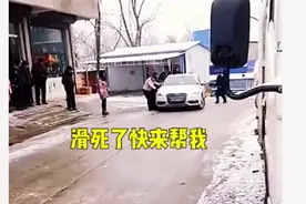 奥迪雪天打滑，五菱宏光漂移过弯，车主眼神里满是“嘲讽”图片