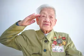 用嘴为伤员排尿，年仅17岁荣获获二等功，女英雄王清珍的感人事迹图片