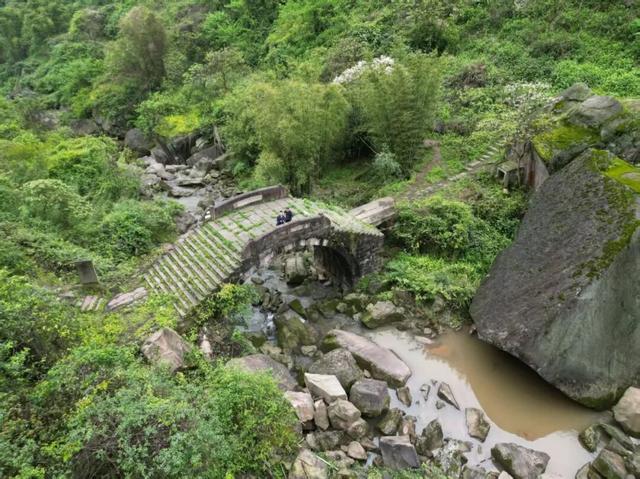 綦江永新石灰沟古道，至今保持原始风貌，太平桥背后故事悲壮感人