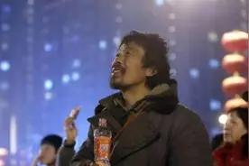 河北聋哑男子捡瓶子被人抢走，委屈大哭，路人大哥好心送他酒瓶图片