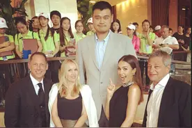 NBA球星跟女粉丝合影都啥样？杜兰特显羞涩 詹皇有风度图片