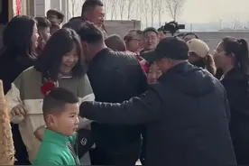 新郎接亲被堵门一小时，丈母娘气得吃两次救心丸，红包给光不让进图片