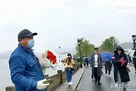 榜一大哥约女主播西湖见面，两个小时没等到，大哥晕倒在西湖断桥图片