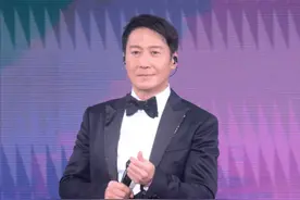 黎明红馆演唱会座无虚席，刘銮雄陪甘比观看，李嘉欣送花篮未到场图片