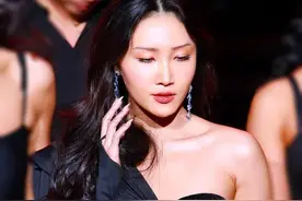 裸上身，秀刺青，把胸罩挂脖颈，韩男星在华演出“翻车”讽刺了谁图片