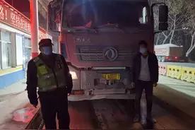 雷霆出击！武汉江夏交警开展货车超限超载专项整治图片