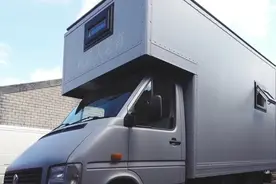 牛人辈出，用老旧微卡改装温馨房车，把封闭小厢货打造旅居露营车图片