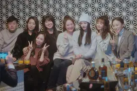 为避免发生攀比，同学聚会要求“统一着装”，没想到差距却更明显图片