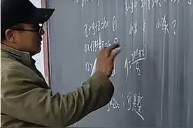真·扫地僧！烟台一学校修灯大爷给高三学生讲数学题，引网友惊叹图片