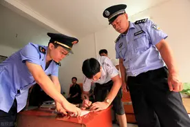 独眼大叔卖烧烤，用“2块钱一大串”一年收53万元，程序非常简单图片