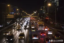 江苏苏州：又见“油门当刹车”！但是“停着的它”也有责任！图片