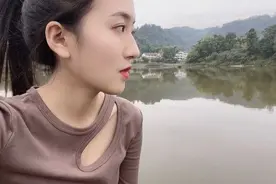 网红女钓手“钓鱼小虾米”拿自己打窝喂鱼！网友们乐开了花图片