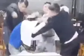 广西南宁一烧烤店内发生群殴，1男子被多人轮番用酒瓶砸头，警方：正在处理图片