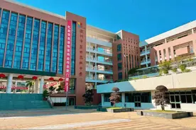 走进盐高丨四年8清北！进步速度全市第三！实力比颜值还高！图片