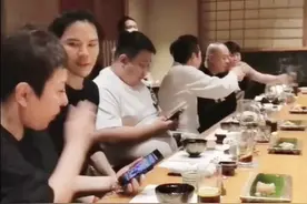 向华强一家庆功宴曝光！疑似向佑紧挨爸爸，向太抽不到30元的香烟图片