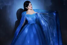 51岁杨钰莹晒出独居生活：一个人，养花种菜，与狗相伴，好自在！图片