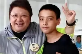 23年前因事故失去双亲的韩厚厚，被韩红领养后，如今过得怎么样了图片