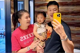 男篮前国手娶女篮一枝花，一家四口大合照曝光，夫妻都是联赛冠军图片