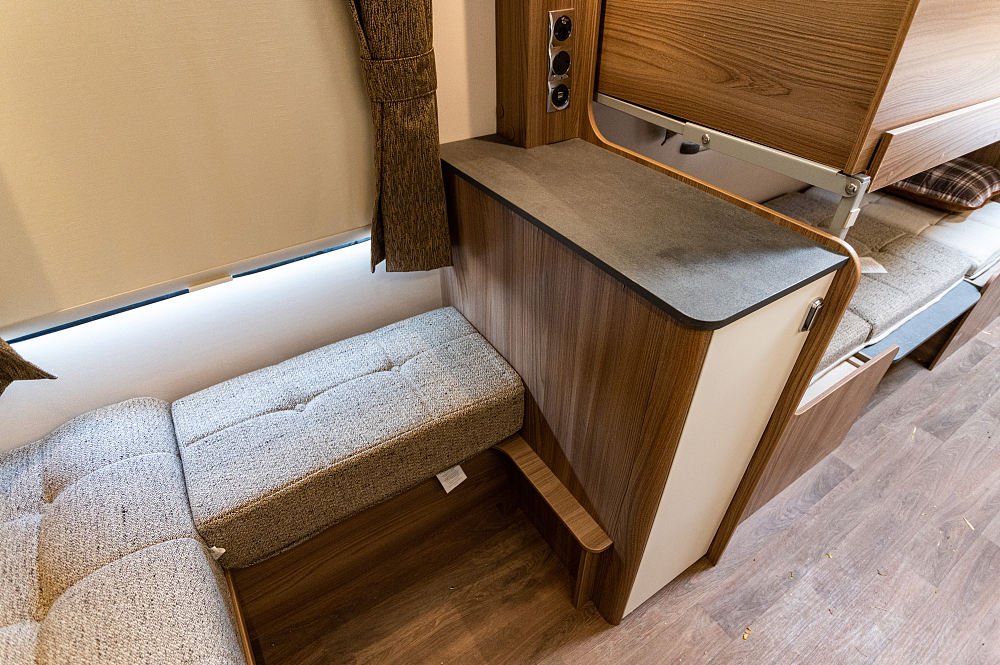 英国拖挂房车品牌斯威夫特_Swift Sprite Quattro EW拖挂房车_国产拖挂式房车那家强