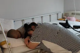 妈妈因病致残 坐轮椅陪5岁儿子抗癌图片