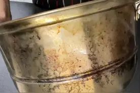 不锈钢锅上的黄渍黑渍难去除？教你一招，不用洗涤剂立刻洁净如新图片